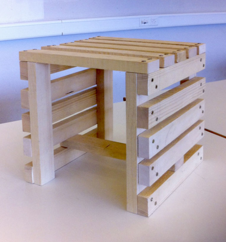 Brennholz-Stuhl-Prototyp.jpg
